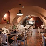 Zeppelin Simple Acomodation Bed & Breakfast 3*