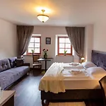 Zeppelin Simple Acomodation Bed & Breakfast 3*
